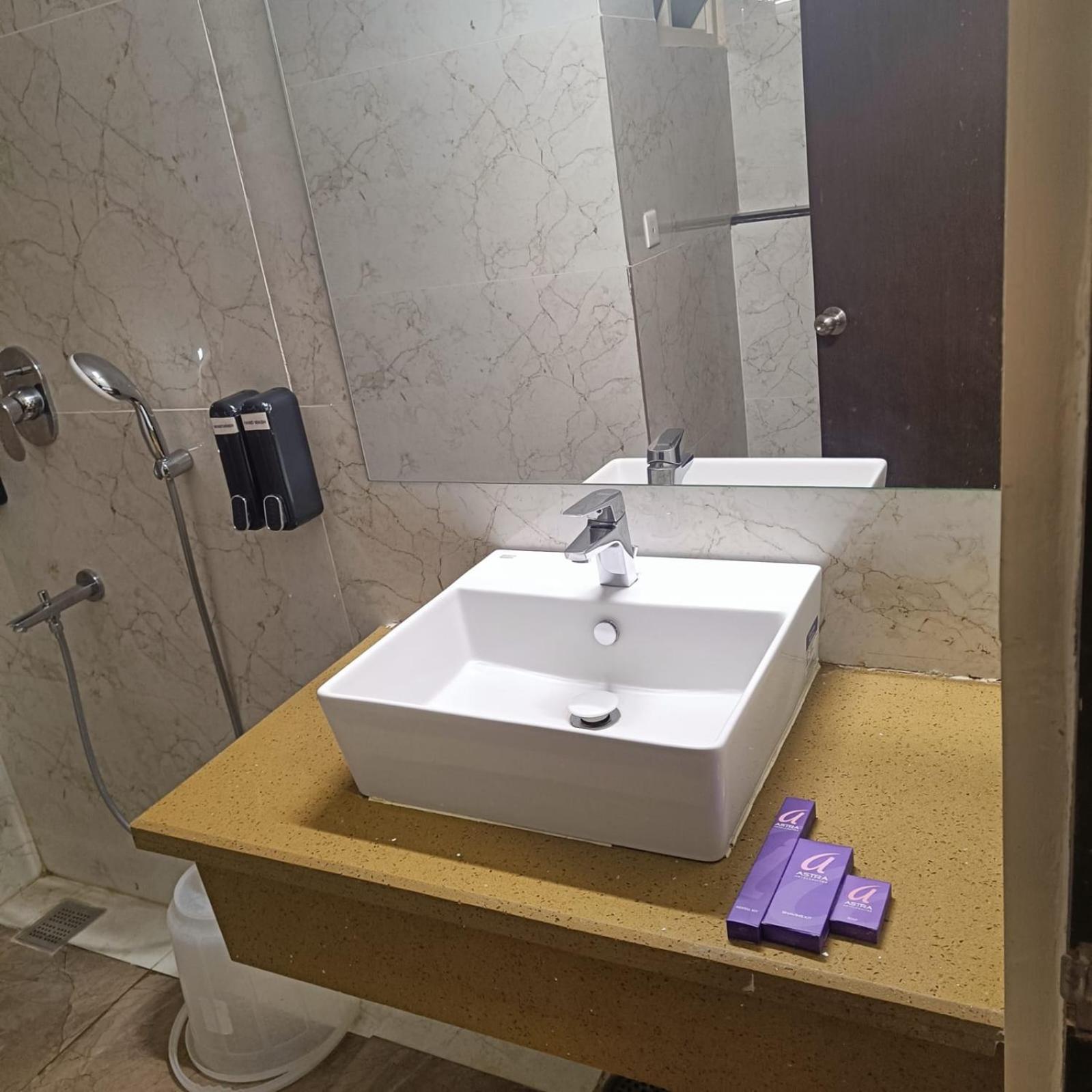 Astra Hotels & Suites Whitefield Near To Nallurahalli Metro Station And Ktpo Bangalore Exterior foto